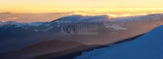 山地全景云彩美丽日落冬图片