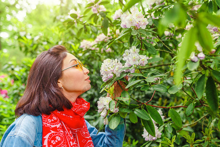 复古,花园亚洲女人在花园里闻到芳香和罗背景