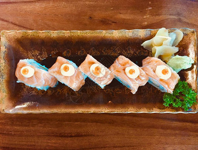 三文鱼卷寿司上面有三文鱼蛋图片