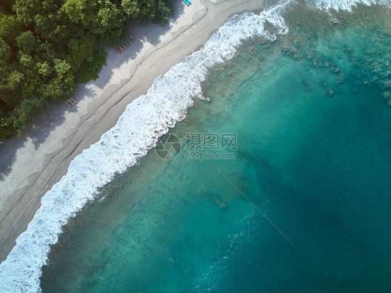 海滩空中无人驾驶飞机观测到的蓝图片