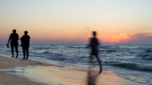 海边美丽的日落狂浪在炎热的夏日夜晚奔跑者的可图片