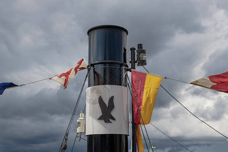 在瑞典庆祝200年的蒸汽船图片