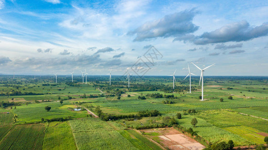呵叻府DanKhunThot区HuaiBong用于发电的风车鸟瞰图大型风力涡轮机被玉米田马铃薯田图片