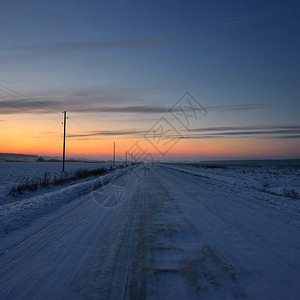 乡边公路冬季日落下雪日落下图片