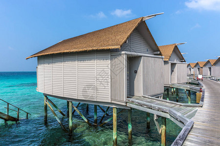马尔代夫绿松石水上的现代平房图片