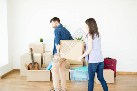 女人搬家时帮男人搬重箱子图片