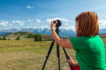 旅行摄影师拍摄了山地景观的自然照片图片