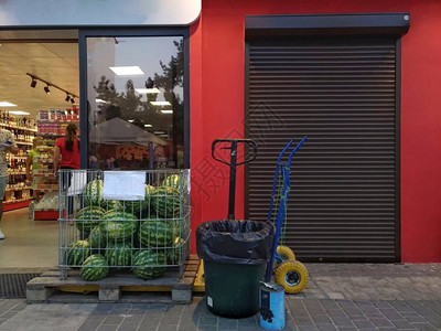 杂货店入口背景上带西瓜的容器超市红色和绿色人们回来网垃圾桶装载机免费颜色生态图片