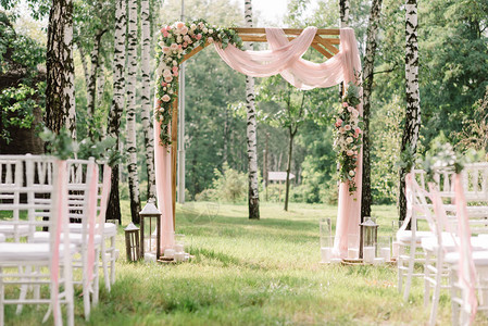 许多白椅子和婚礼的拱门都写满了白色的椅子图片