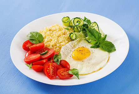 健康的早餐饮食菜单小米粥和番茄黄瓜图片