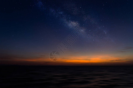 剪影海景与暮色天空和星在泰国旅行图片