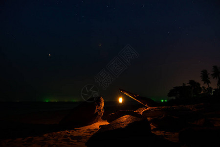 晚上海滩上的绿灯侠和星图片