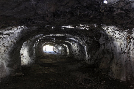 Ruskeala山地公园地下隧道的石洞图片