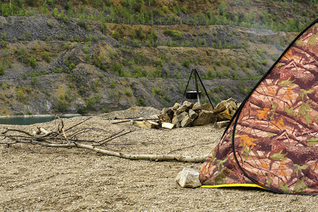 一个旅游帐篷和一个石火的壁炉图片