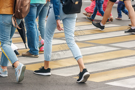 人们在繁忙的城市购物街上人行道上行走高清图片下载-正版图片505251080-摄图网