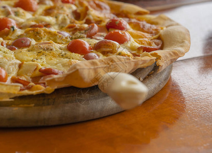 热辣香肠披萨准备在餐厅享用午餐图片