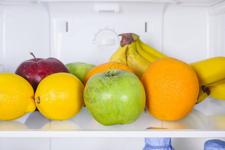 冰箱里苹果橙子和香蕉的特写图片