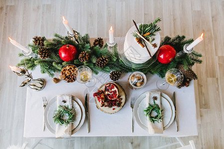 盛装为舒适的家庭晚宴的餐桌顶端风景图片