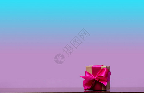 餐桌上的小礼物盒有紫图片