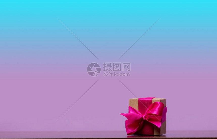 餐桌上的小礼物盒有紫图片