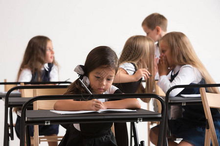 小学生在课堂上课小男孩和女孩坐在课桌前回到学校图片