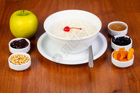 可口米粥用樱桃和干果图片