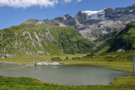 Truebsee湖和Titlis冰川山图片