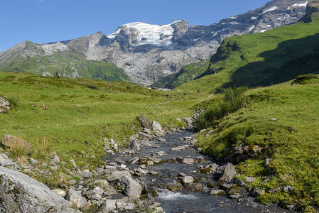 河水来自提特利斯山冰川在瑞士阿尔卑斯山的恩图片