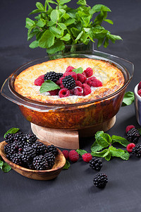 凝乳芝士蛋糕配覆盆子黑莓和薄荷叶无糖健康的饮图片