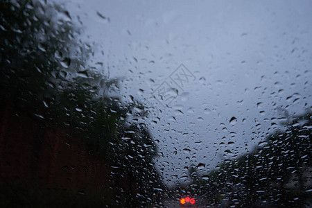 雨中从车内看雨滴背景图片