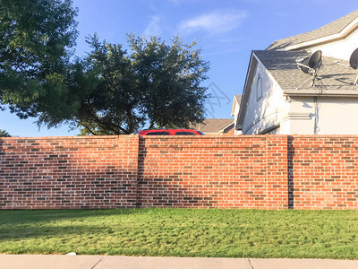 德克萨斯州欧文市Irving的红砖小墙背景图片