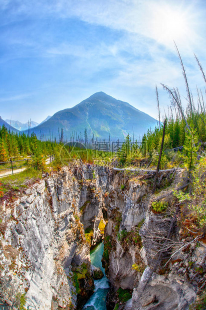 位于加拿大不列颠哥伦比亚省Banff附近Kootenay公园的深水和狭窄的Marble峡谷下方图片