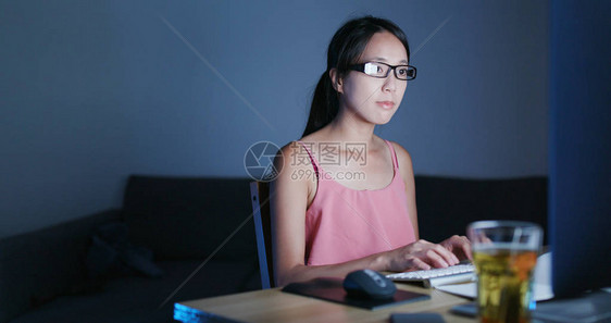 晚上在家玩电脑的女人图片