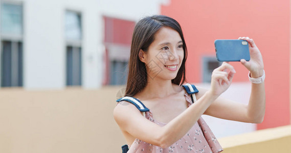 深圳女人用手机拍照图片