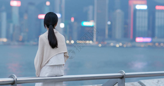 女人在香港远离城市景观图片