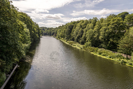 在英国达勒姆俯瞰河道背景图片
