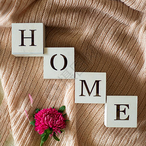 背景与温暖的毛衣和家的题字一堆带有秋花针织品秋春概图片