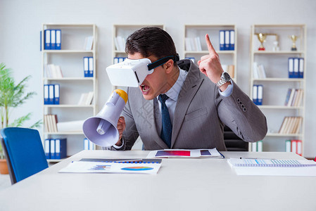 办公室里戴虚拟现实眼镜的商人图片