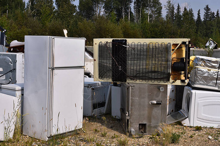 回收设施中旧电器的图像图片