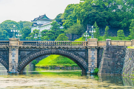 在东京市日本城建有护城和桥的帝国宫殿背景图片