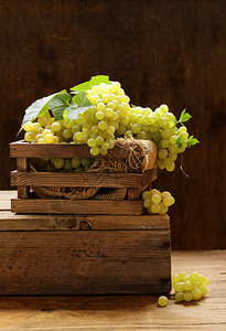 木制背景上的有机白绿葡萄背景图片