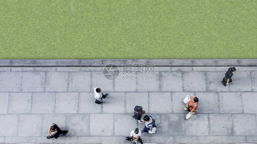 在街上走在顶视图男人和女人带着购物袋走在方形街区步行街走道与玻璃绿色景观图片