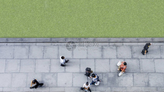 在街上走在顶视图男人和女人带着购物袋走在方形街区步行街走道与玻璃绿色景观图片