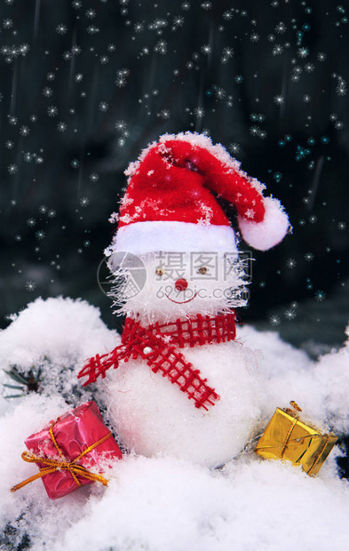 圣诞雪人带着红围巾和圣塔克萨斯帽子在冬天背景中被隔离图片