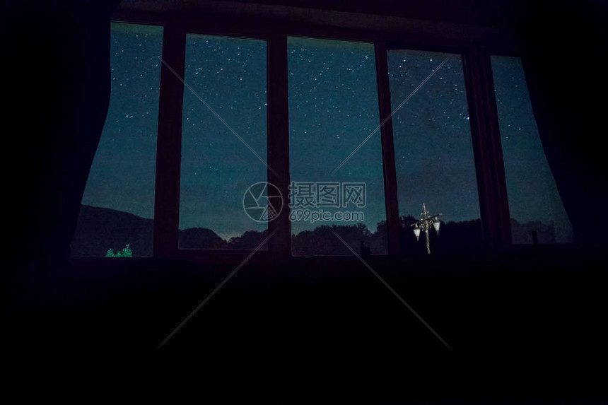 在夜空与星的视图窗口图片