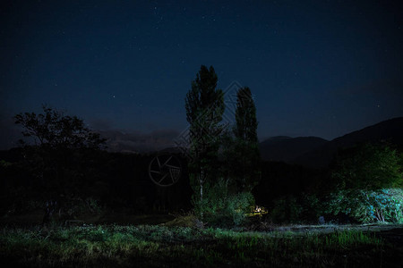 平遥古城夜景美丽的夜景与星夜山和森林有绿色草甸和山的夜森林在明亮的星夜背景