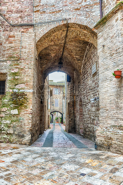 在意大利中部最美丽的中世纪城镇之一阿西的图片奇景和古老街图片