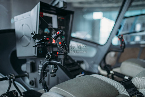 在直升机舱内飞行员座椅方向盘和控制面板图片