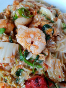 在泰国街头食品市场或餐馆出售的Stirfriedsukiyaki海鲜图片