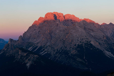 Montecrisistallo山峰在神奇的多洛米山脉日图片